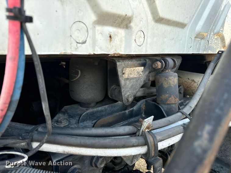 image for item EN4503 2007 International 8600 semi truck