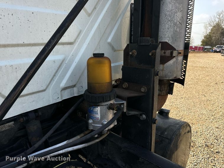 image for item EN4503 2007 International 8600 semi truck