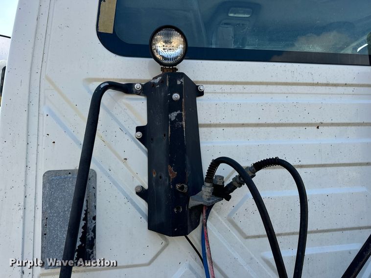 image for item EN4503 2007 International 8600 semi truck