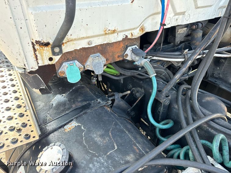 image for item EN4503 2007 International 8600 semi truck