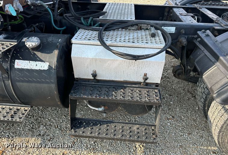 image for item EN4503 2007 International 8600 semi truck