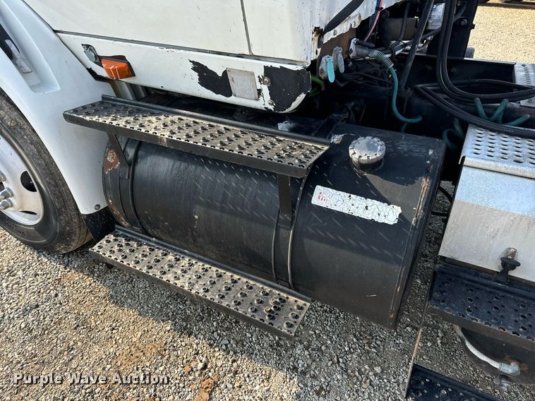 image for item EN4503 2007 International 8600 semi truck