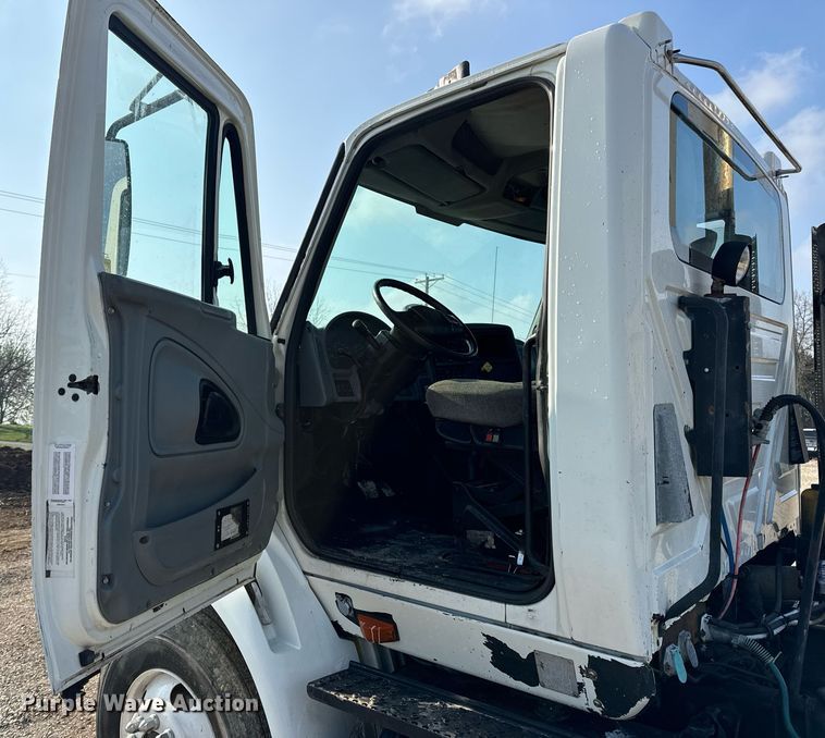 image for item EN4503 2007 International 8600 semi truck