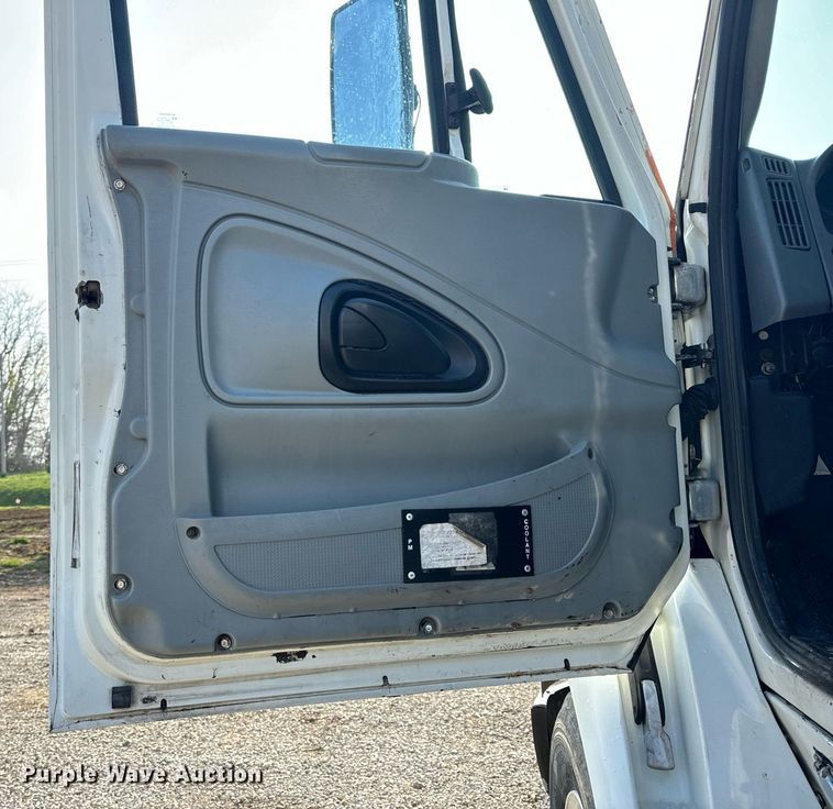 image for item EN4503 2007 International 8600 semi truck