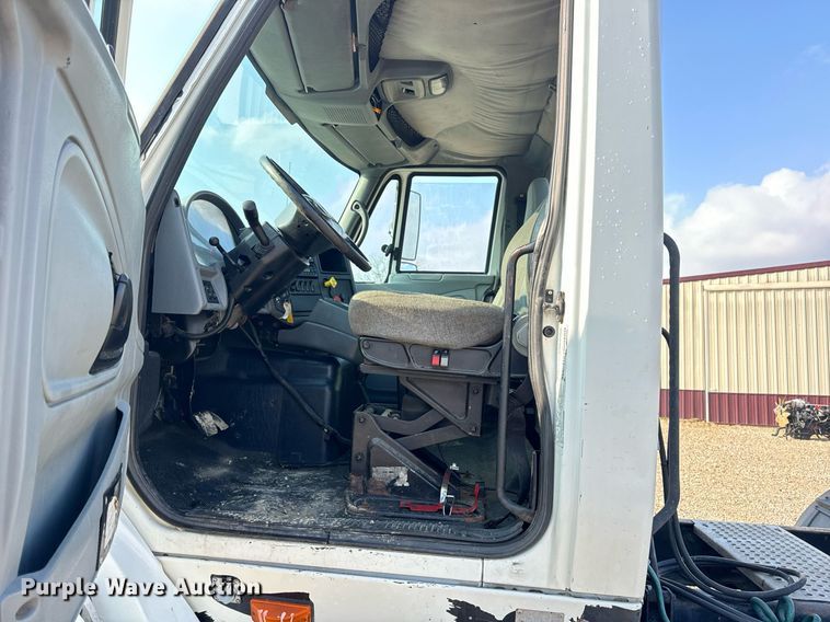 image for item EN4503 2007 International 8600 semi truck