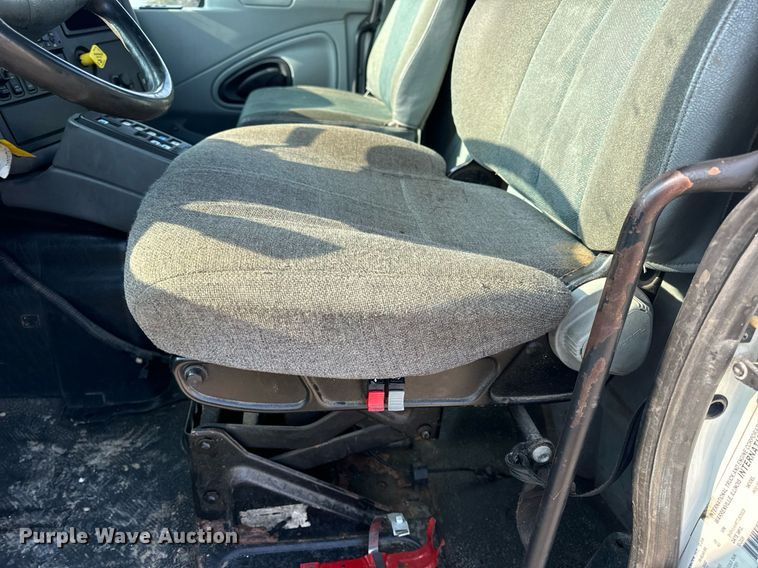 image for item EN4503 2007 International 8600 semi truck