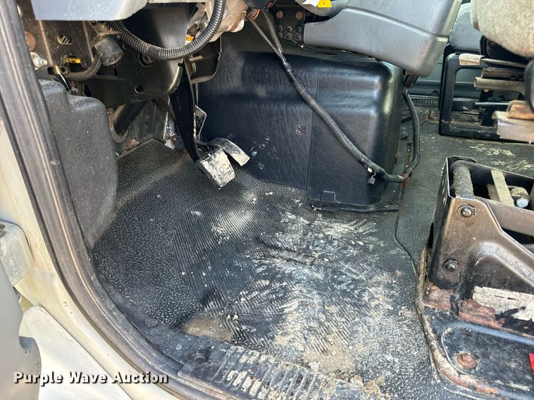 image for item EN4503 2007 International 8600 semi truck