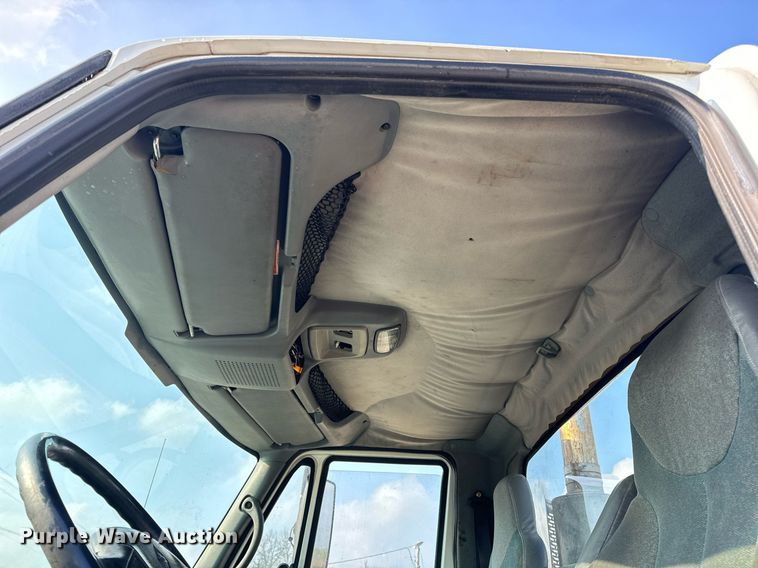 image for item EN4503 2007 International 8600 semi truck