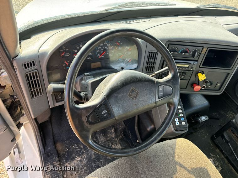 image for item EN4503 2007 International 8600 semi truck