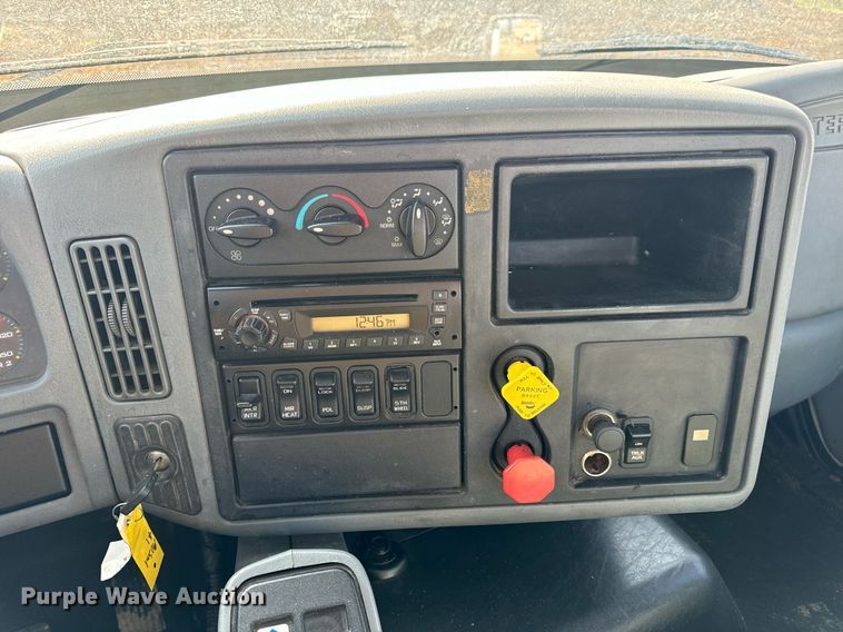 image for item EN4503 2007 International 8600 semi truck