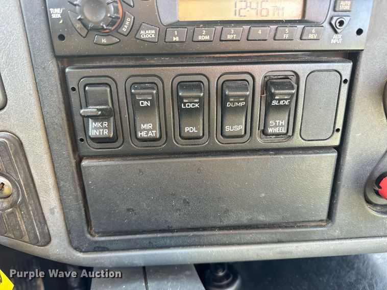 image for item EN4503 2007 International 8600 semi truck