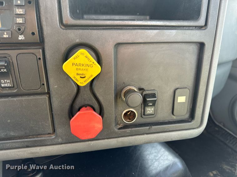 image for item EN4503 2007 International 8600 semi truck