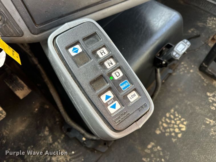 image for item EN4503 2007 International 8600 semi truck