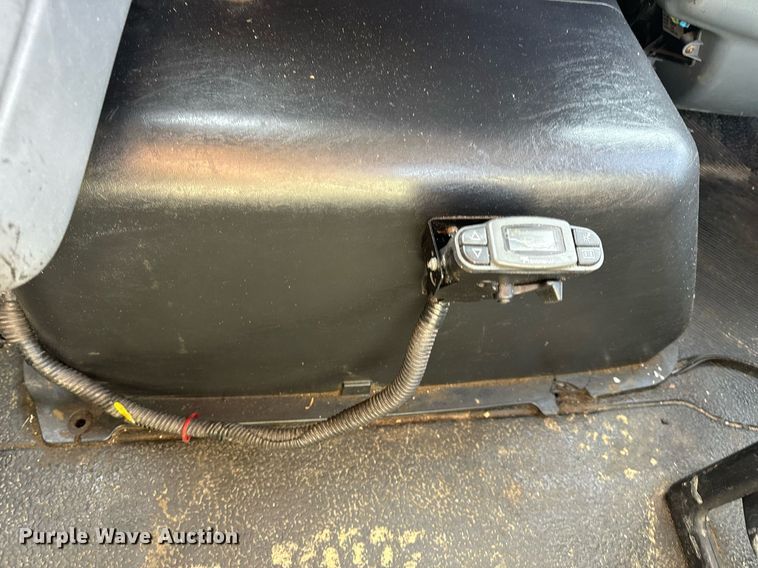 image for item EN4503 2007 International 8600 semi truck