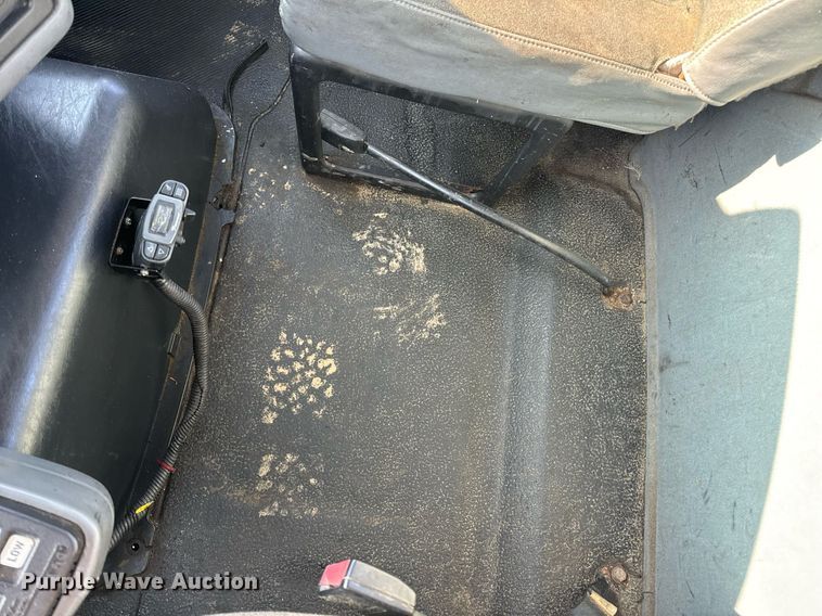 image for item EN4503 2007 International 8600 semi truck