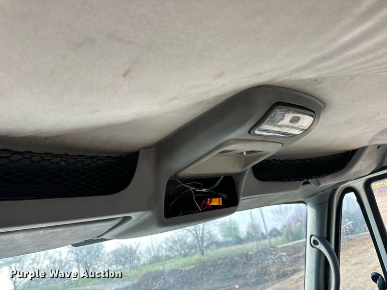 image for item EN4503 2007 International 8600 semi truck