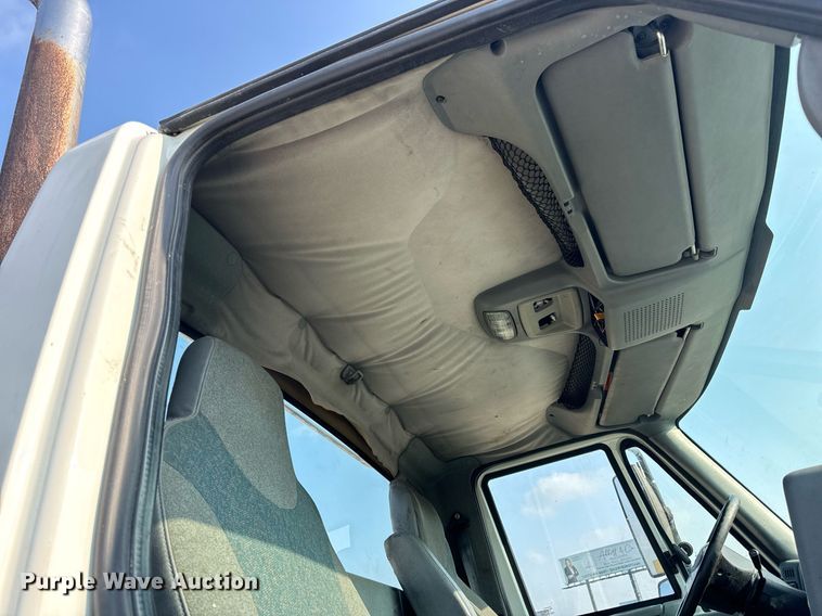 image for item EN4503 2007 International 8600 semi truck