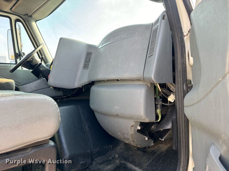 image for item EN4503 2007 International 8600 semi truck