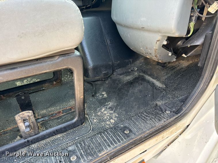 image for item EN4503 2007 International 8600 semi truck