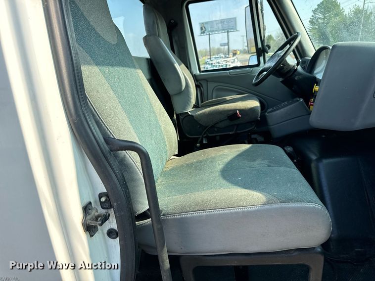 image for item EN4503 2007 International 8600 semi truck