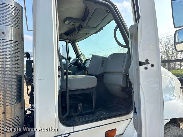 image for item EN4503 2007 International 8600 semi truck