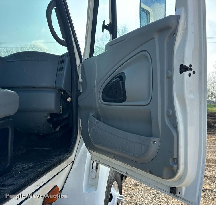 image for item EN4503 2007 International 8600 semi truck