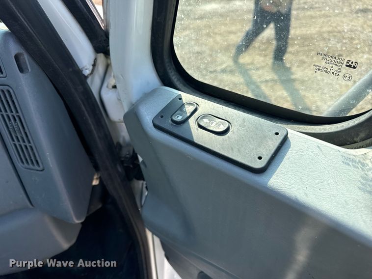 image for item EN4503 2007 International 8600 semi truck