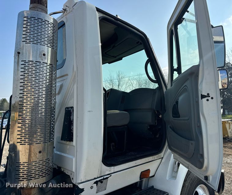 image for item EN4503 2007 International 8600 semi truck