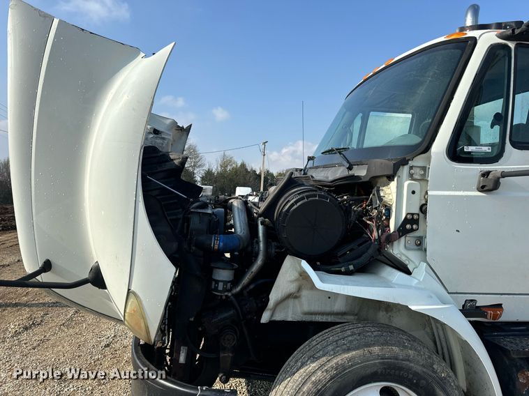 image for item EN4503 2007 International 8600 semi truck