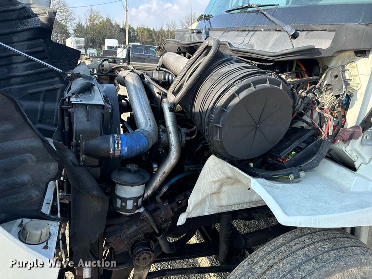 image for item EN4503 2007 International 8600 semi truck