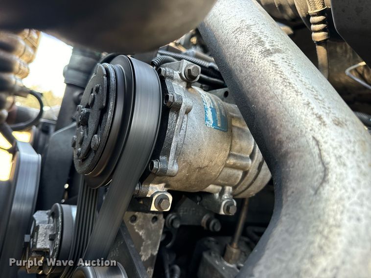 image for item EN4503 2007 International 8600 semi truck