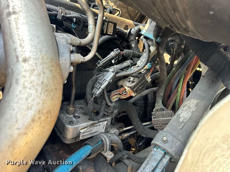 image for item EN4503 2007 International 8600 semi truck