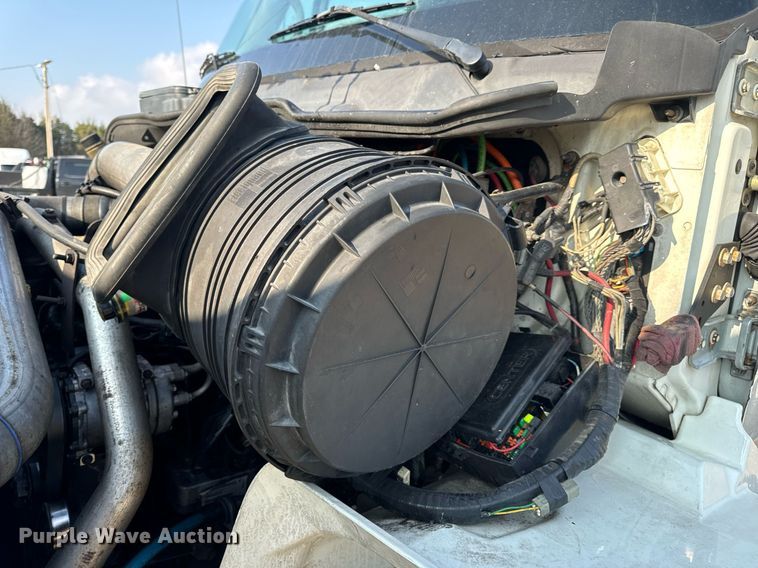 image for item EN4503 2007 International 8600 semi truck