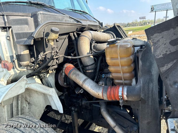 image for item EN4503 2007 International 8600 semi truck