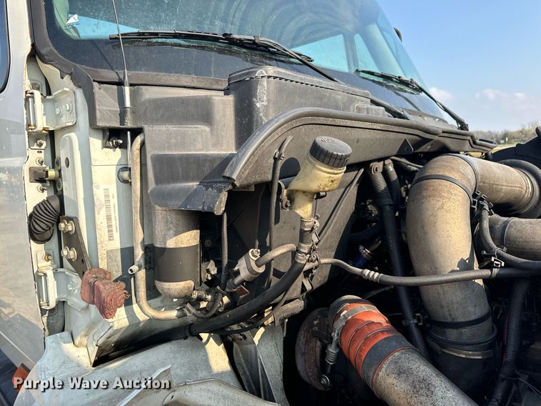 image for item EN4503 2007 International 8600 semi truck