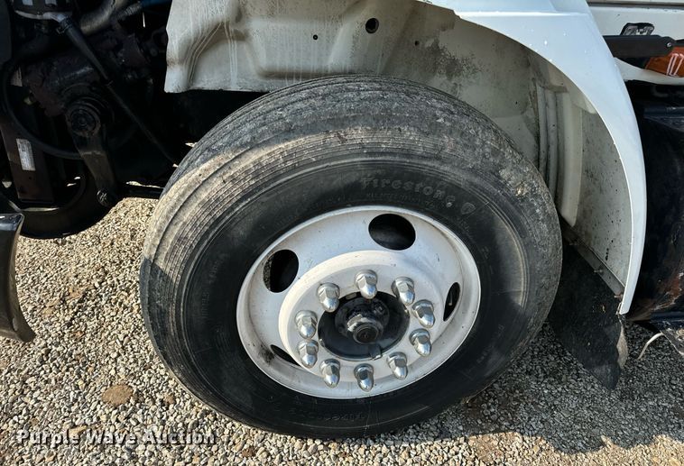 image for item EN4503 2007 International 8600 semi truck