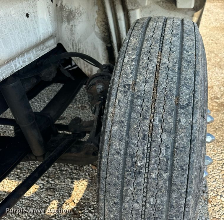 image for item EN4503 2007 International 8600 semi truck