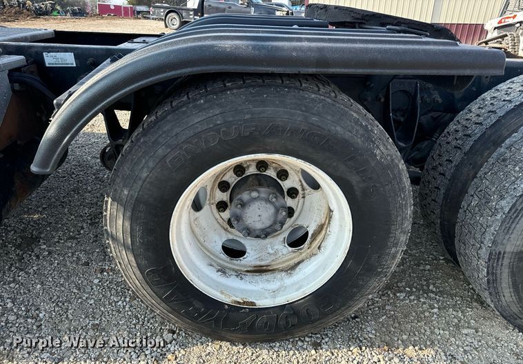 image for item EN4503 2007 International 8600 semi truck