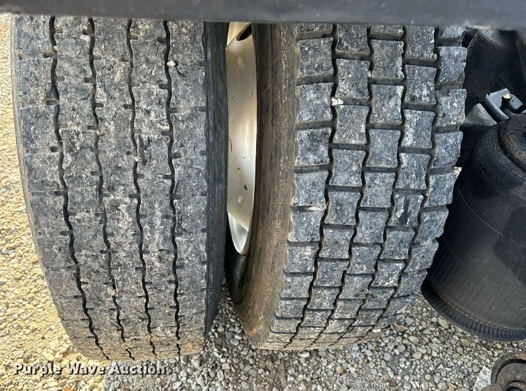 image for item EN4503 2007 International 8600 semi truck