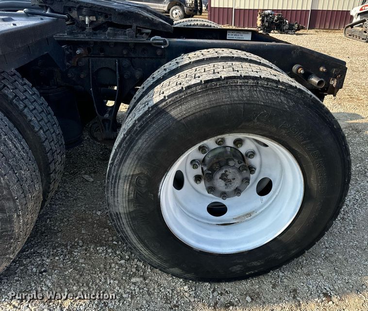 image for item EN4503 2007 International 8600 semi truck