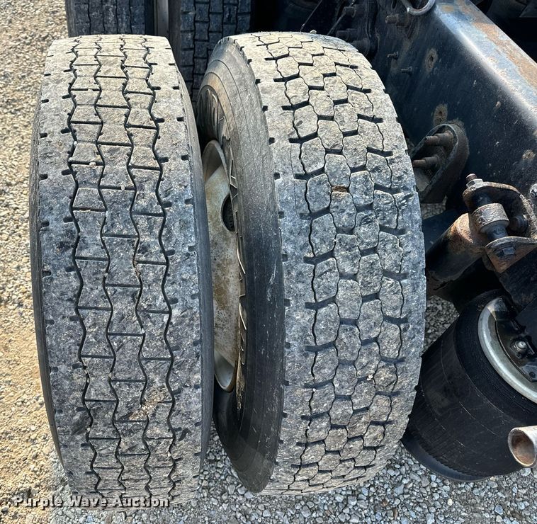 image for item EN4503 2007 International 8600 semi truck