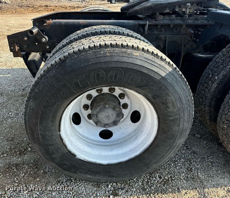 image for item EN4503 2007 International 8600 semi truck