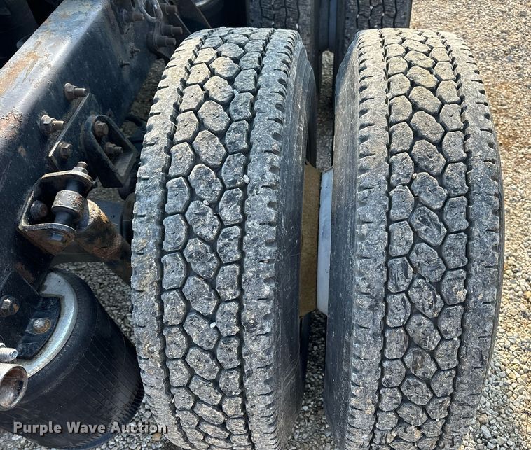 image for item EN4503 2007 International 8600 semi truck