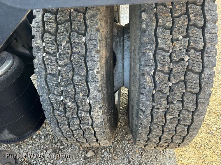 image for item EN4503 2007 International 8600 semi truck