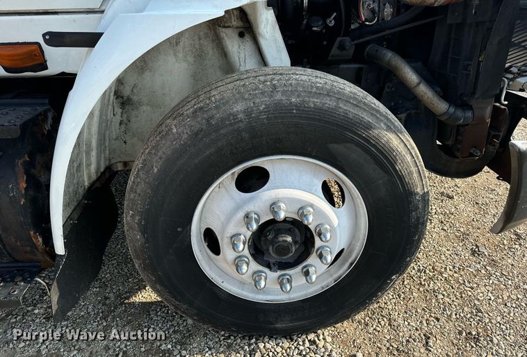 image for item EN4503 2007 International 8600 semi truck