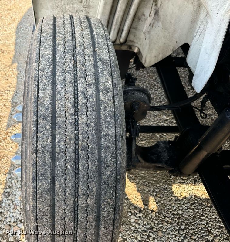 image for item EN4503 2007 International 8600 semi truck