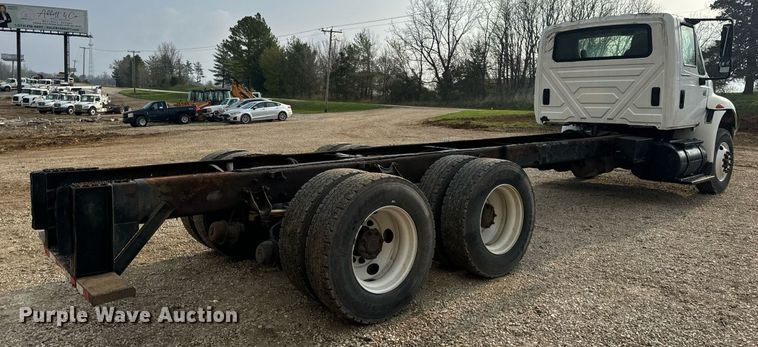 image for item EN4504 2006 International 4400 truck cab and chassis