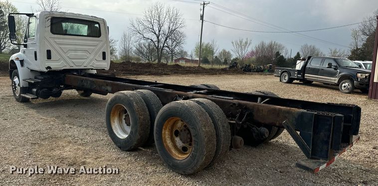 image for item EN4504 2006 International 4400 truck cab and chassis