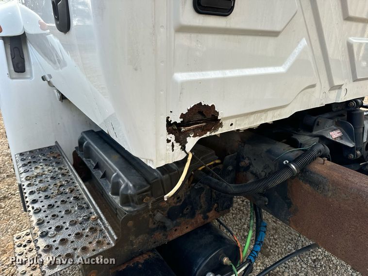 image for item EN4504 2006 International 4400 truck cab and chassis