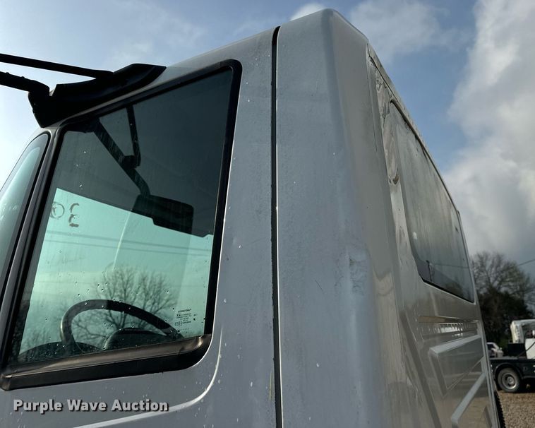 image for item EN4504 2006 International 4400 truck cab and chassis